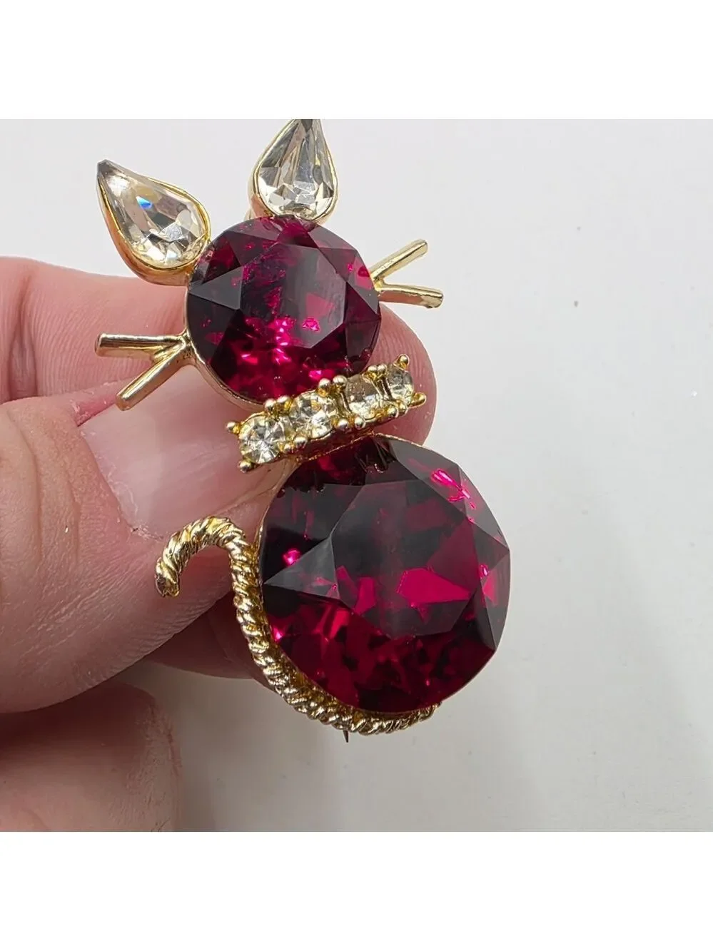 ​Vintage Signed DODDS Ruby Red Faceted Glass Cat Brooch Pin Rhinestone Collar
